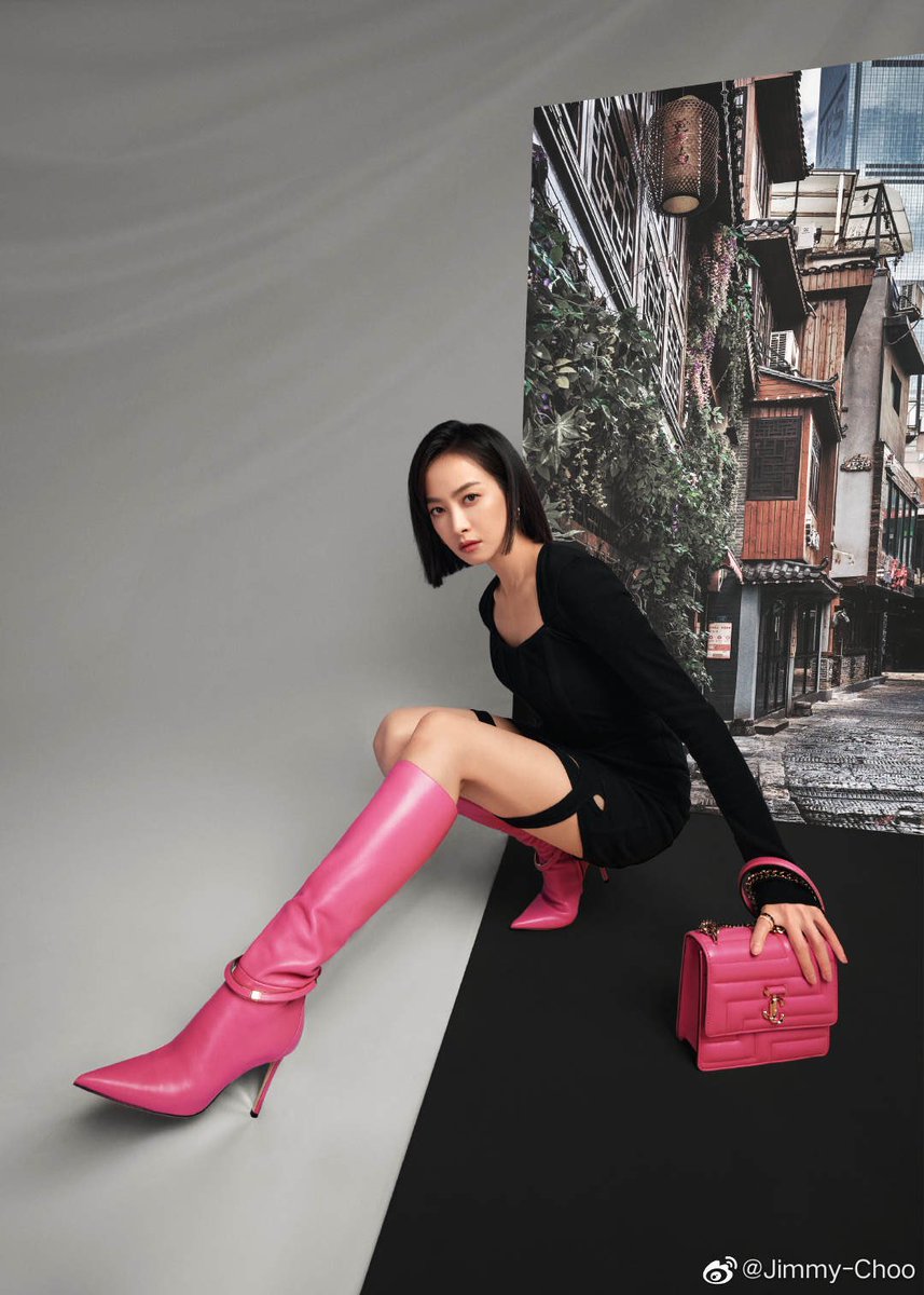 [📷] 22.09.16 Jimmy Choo Weibo update 

✨ #ซ่งเชี่ยน สวมรองเท้าบูท Dreece KB และสะพายกระเป๋าข้างสีชมพู Varenne Avenue Quad ของแบรนด์ Jimmy Choo

#วิคตอเรียซ่ง #VictoriaSong #SongQian #宋茜
©️ Jimmy-Choo