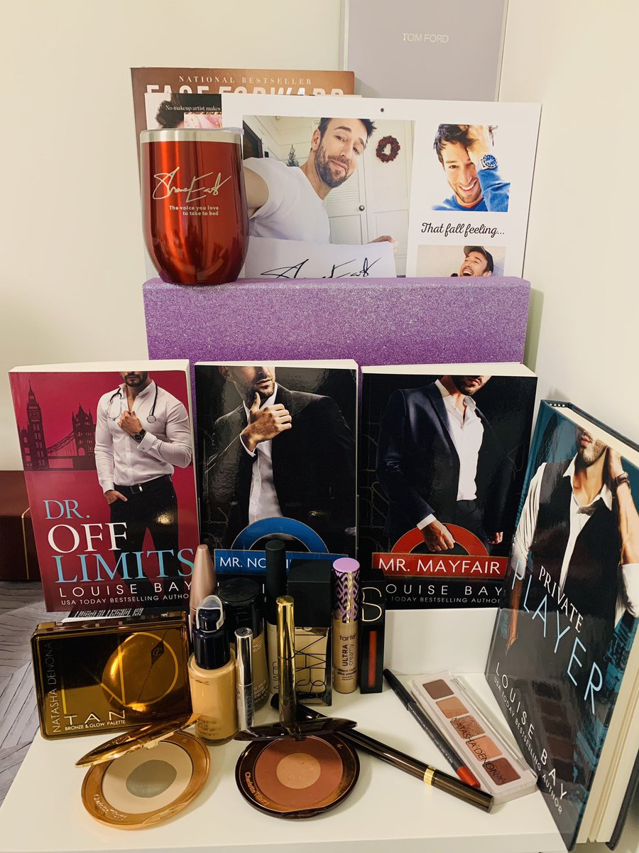 ves_gp_mua's tweet photo. Happy FRIYAY!😍
Hope you’re all having a fab start to the weekend😍 
Loving a red💋by @NARSCosmetics 
Just a few of my Favourite things 🎧📚💋💄
#MakeupMess #MakeupOfTheDay 
 #LouiseBay #LouiseBayBooks #BillionaireRomance #BritishHero #Shaneiaks  #CalendarOfShane #ShaneEastMerch https://t.co/SSErHaJQjq