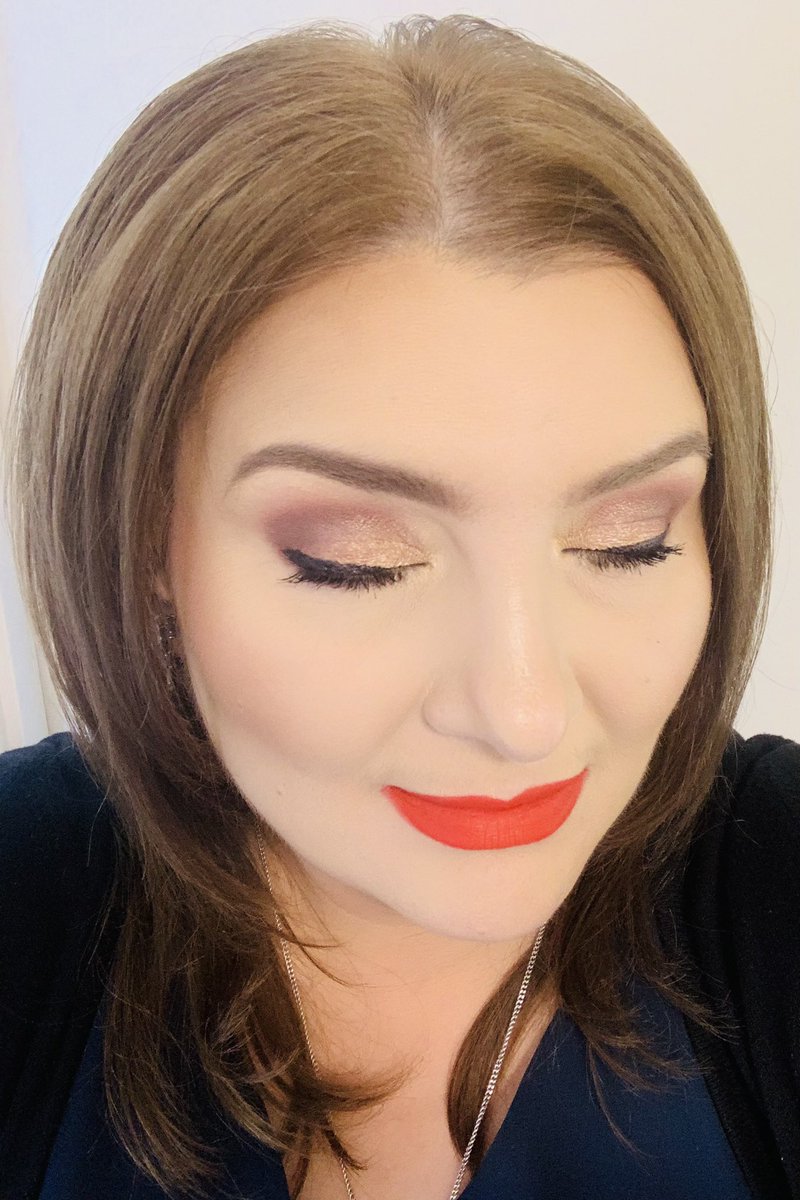 ves_gp_mua's tweet photo. Happy FRIYAY!😍
Hope you’re all having a fab start to the weekend😍 
Loving a red💋by @NARSCosmetics 
Just a few of my Favourite things 🎧📚💋💄
#MakeupMess #MakeupOfTheDay 
 #LouiseBay #LouiseBayBooks #BillionaireRomance #BritishHero #Shaneiaks  #CalendarOfShane #ShaneEastMerch https://t.co/SSErHaJQjq