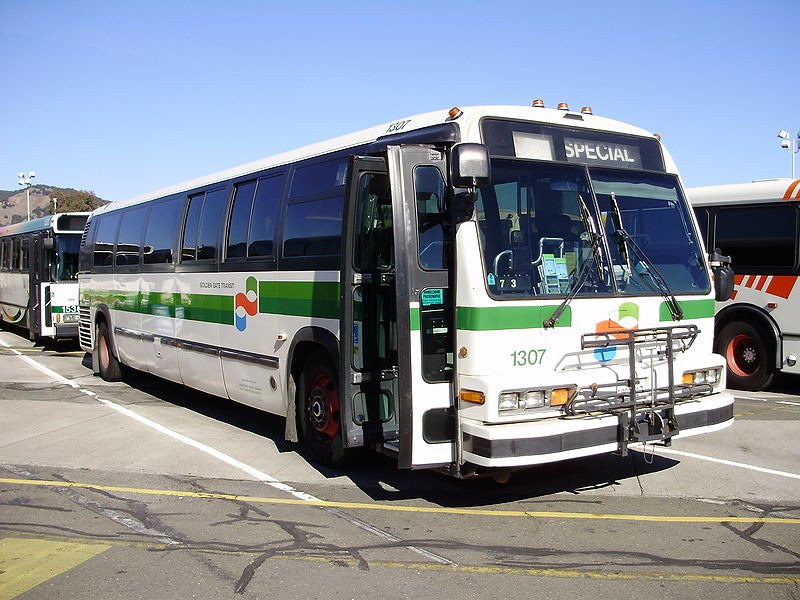ClassicsJipe's tweet image. #NovaBusRTS 40-ft. bus with single door. #GoldenGateTransit bus fleet number 1307.