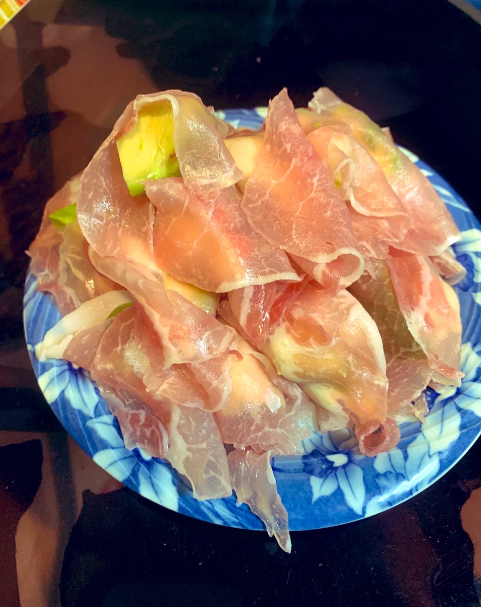shimaccho8's tweet photo. 生ハムでアボガドとクリームチーズを巻いたやつと鶏とニンニクを炒めたやつ。あとは気絶するまでハイボールを飲むだけ。 https://t.co/8BhcjnE2NB