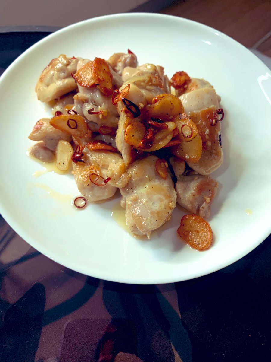 shimaccho8's tweet photo. 生ハムでアボガドとクリームチーズを巻いたやつと鶏とニンニクを炒めたやつ。あとは気絶するまでハイボールを飲むだけ。 https://t.co/8BhcjnE2NB