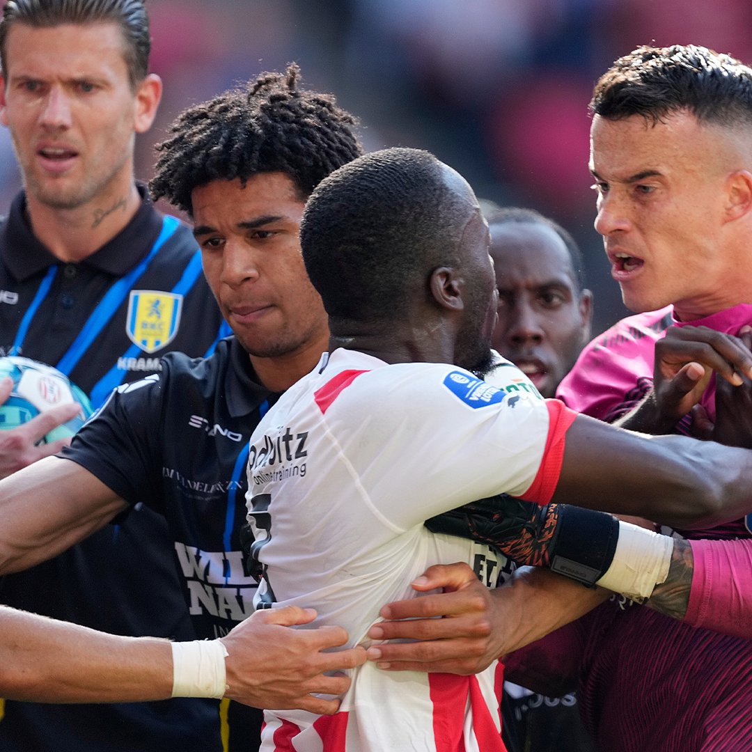 ESPNnl's tweet image. Michiel Kramer en Etienne Vaessen hebben een geldboete gekregen van € 1.000,- en een voorwaardelijke straf van één wedstrijd schorsing. RKC gaat niet in beroep. 

De straf is naar aanleiding van de 'topclubpenalty'-uitspraken.