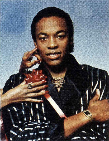 C’est émouvant et magique de voir les débuts d’un(e) artiste. Quand ils n’étaient pas encore connu(e)s du tout. Une époque où ils ne savent pas qu’ils vont changer l’histoire de la musique. 
Petite compilation de leurs performances avant la gloire :