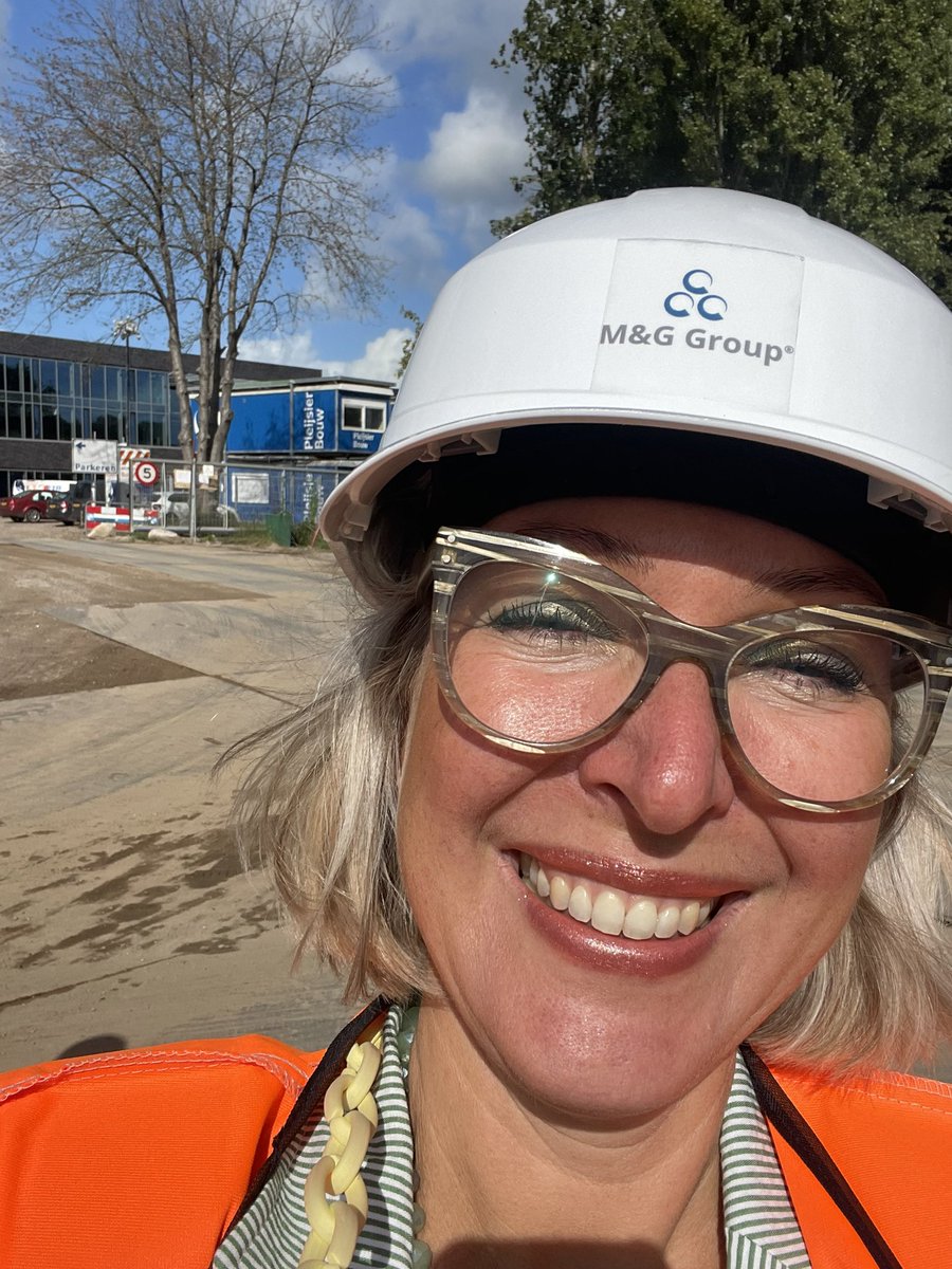 marrie75's tweet photo. Bedrijfsbezoek M&G Group met @dovhj #jurybezoek Van alle markten thuis! #endanhebbenjulliemijnschoenennognietgezien #dovhj https://t.co/wzspnGgb0Z