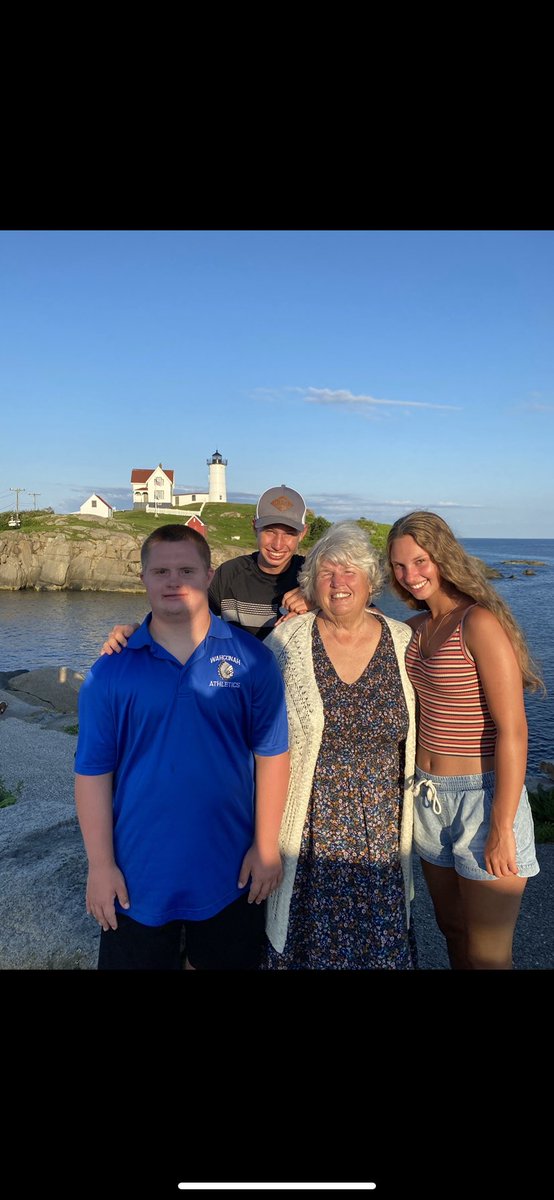 AaronRobb5's tweet photo. Happy birthday to my Mom (and new neighbor)! 🎂🎉 https://t.co/nhSH9WdN54