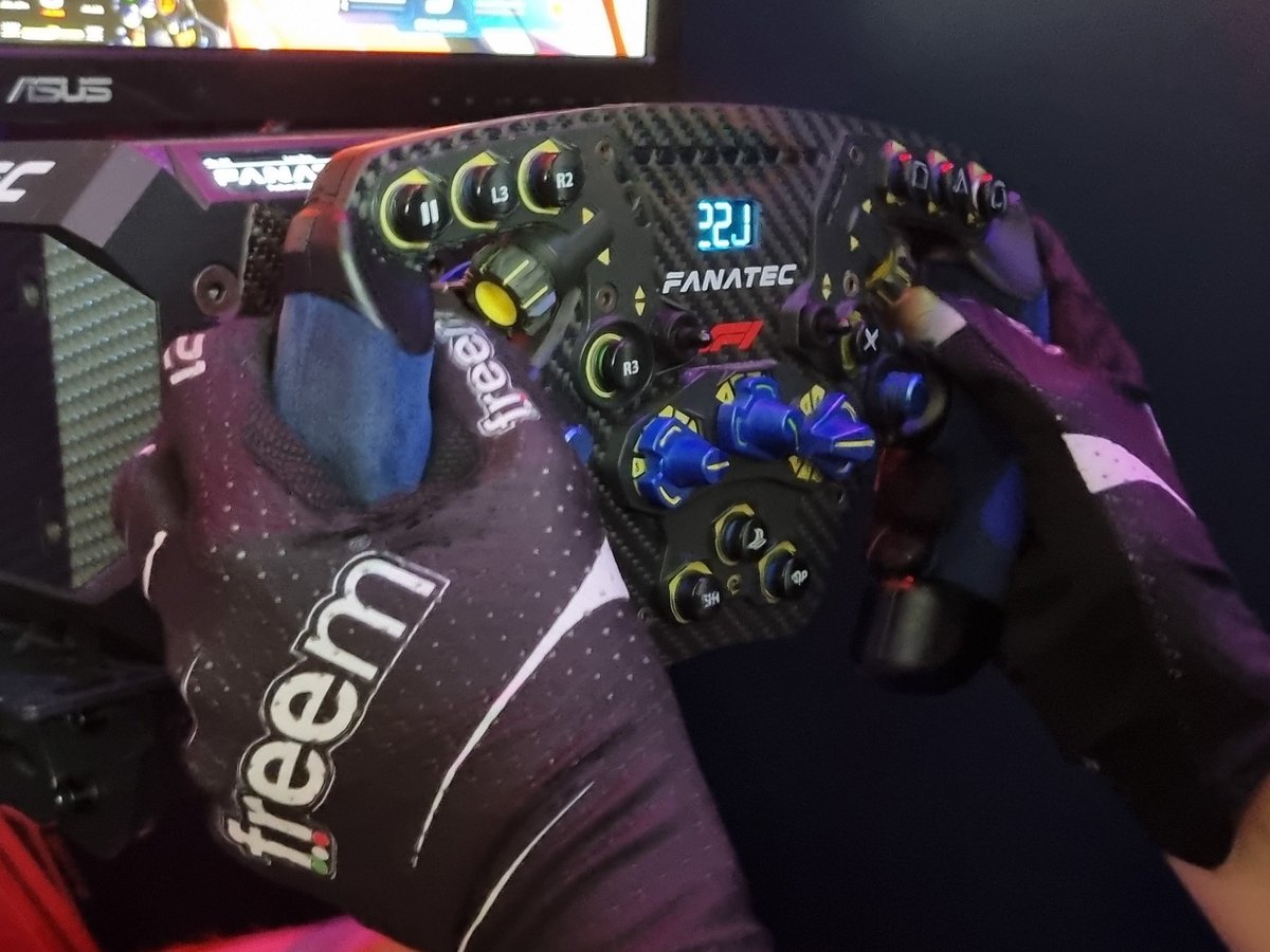 🚨 #F1esports 3/12 Freem Pole Contest 
Today, it's Silverstone 🇬🇧

➡️ Guess the pole position time (x.xx.xxx) until today 15h30 BST
➡️ Follow @FreemSimracing
➡️ Like &amp; Retweet with your prediction nominating two friends
🎁 The closest time win a pair of Sim21!