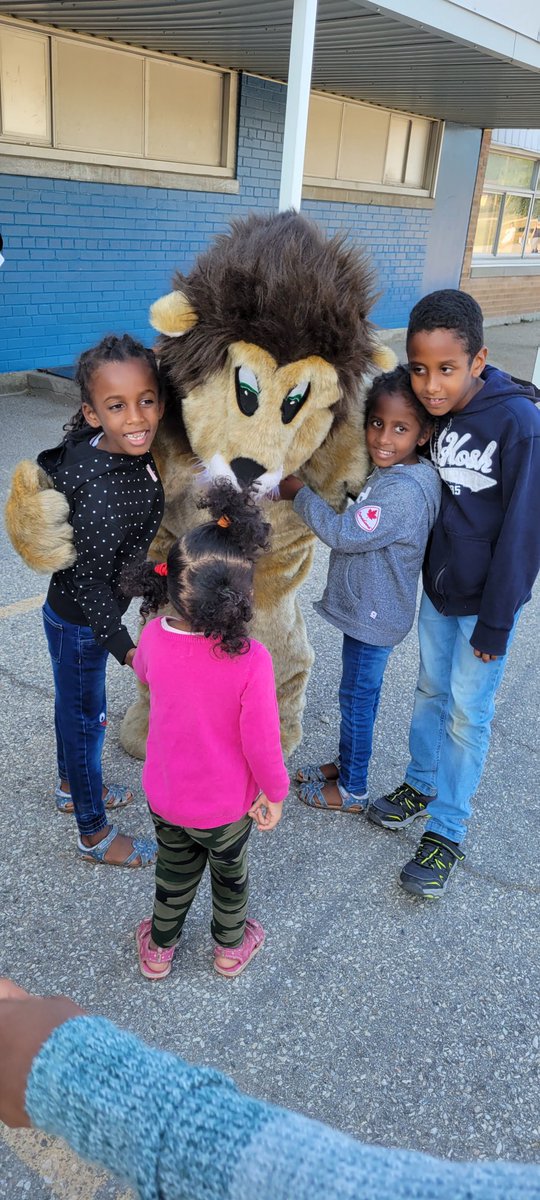 It was a wonderful feeling to be able to open our doors and welcome parents back into the school for Meet the Teacher Night. Leo, the Lion, was kept busy greeting everyone