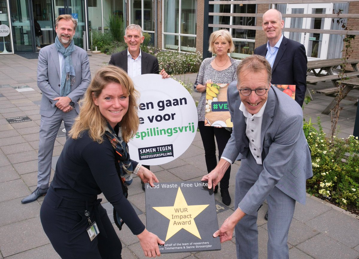 ⭐ De <a href="/WUR/">Wageningen U&R</a> Impact Award-tegel van Stichting Samen Tegen Voedselverspilling is onthuld op de Walk of Fame van Wageningen Campus door <a href="/S_Stroosnijder/">Sanne Stroosnijder</a> en <a href="/ToineTimmermans/">Toine Timmermans</a>, in het bijzijn van @seb_base, @RensBuchwaldt, <a href="/SHeimovaara/">Sjoukje Heimovaara</a> en @ArthurPJMol.
Foto door <a href="/BeeldGuy/">Guy Ackermans</a>.
🧵[1/3]