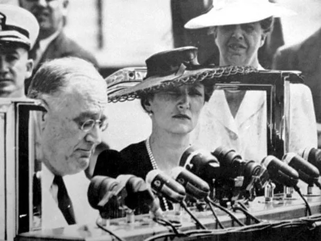 presidentmanny's tweet photo. 80 Years Ago Today, on #ThisDayInHistory, #President #FranklinDRoosevelt sits next to Crown Princess Märtha of #Norway at the Washington Navy Yards on September 16, 1942 🇺🇸🇳🇴 @FDRLibrary @usembassyoslo @NorwayUS @NorwayMFA @NorwayAmbUSA #FDR #AtlanticCrossingPBS #POTUS32 #History https://t.co/eTe7n5SxJk