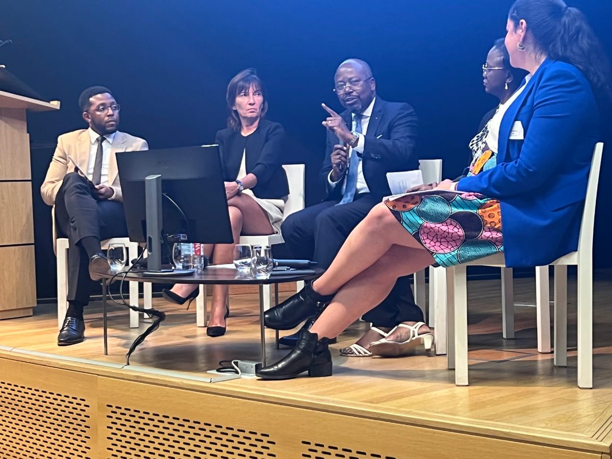 BilieByNze's tweet photo. J'ai participé hier à une conférence débat autour de la problématique de l'énergie en Afrique, face au défi des changements climatiques, à l'initiative du club Afrique de l'ESCP Paris. Occasion de présenter la démarche du #gabon. https://t.co/xUuG8y658y