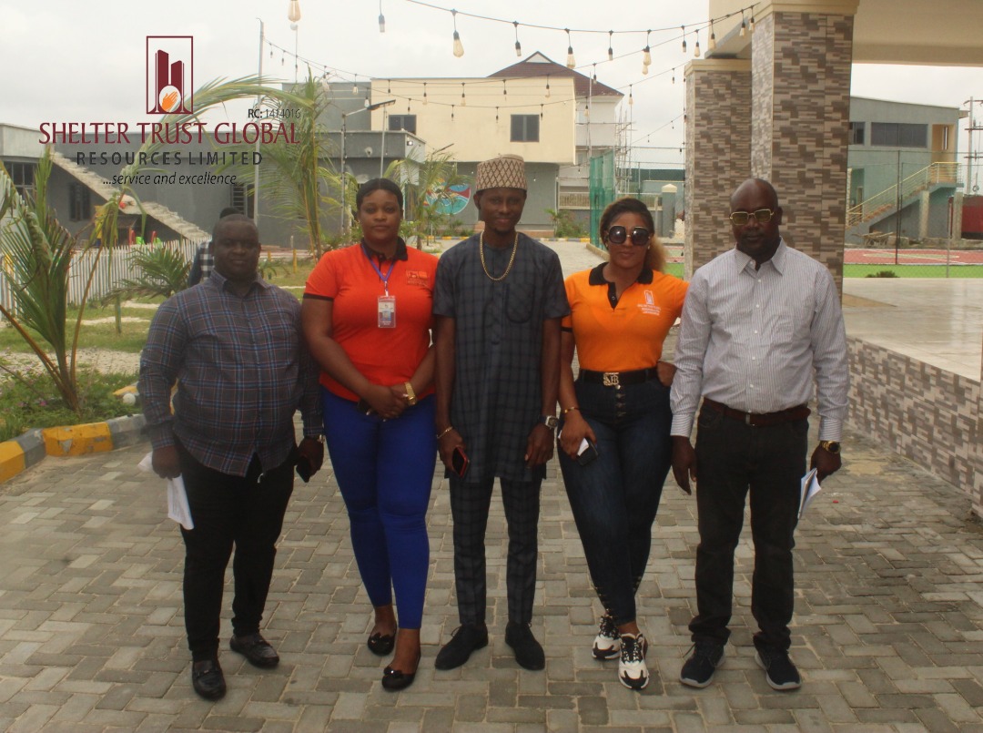 Seun_Ambassador's tweet photo. Last Saturday, I spent most of my day training the Realtors, Marketers & Staff of Shelter Trust Global Resources Limited. And I spent 7 hours with them.
/1 https://t.co/2Q0uilZtCW