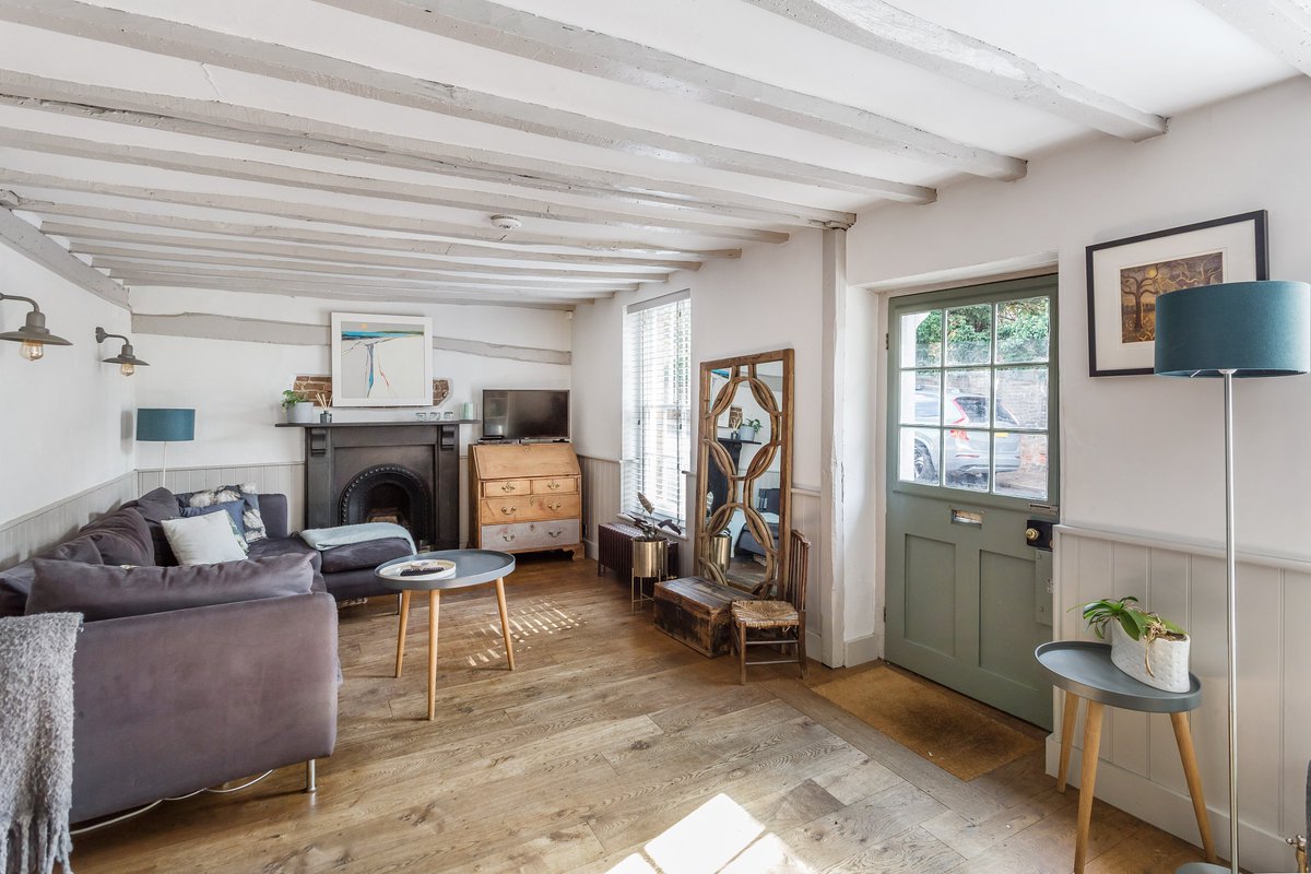 We are launching this lovely detached four bedroom home in #Limpsfield near #Oxted today. Off road parking, a detached outbuilding and a fabulous garden. This one will also prove popular! #WeArePlatform #Property #Sales #Surrey 

Link: platformproperty.co.uk/property-for-s…