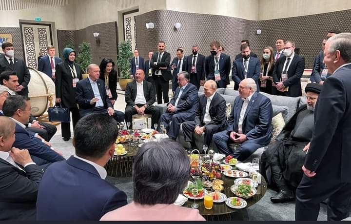 Eğer Erdoğan Putin karşısında bu pozu verseydi var ya bu Namussuzlar onu tefe koyardı. Bu Hainlerden bir tanesi bile bu görüntüyle gurur duymuyor, Alayı vatan haini.