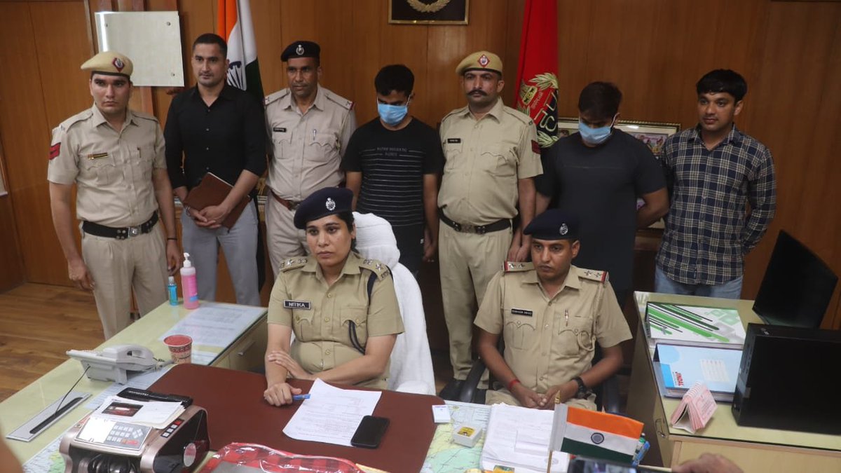police_haryana's tweet photo. करीब 75 करोड़ रुपये की #GST चोरी के आरोप में #हांसी से दो गिरफ्तार 

भोलेभाले लोगों के #Aadhar कार्ड, #PAN कार्ड लेकर फर्जी फर्मों के जरिए करते थे GST चोरी 
...
@cmohry https://t.co/qfdmhxrQzx