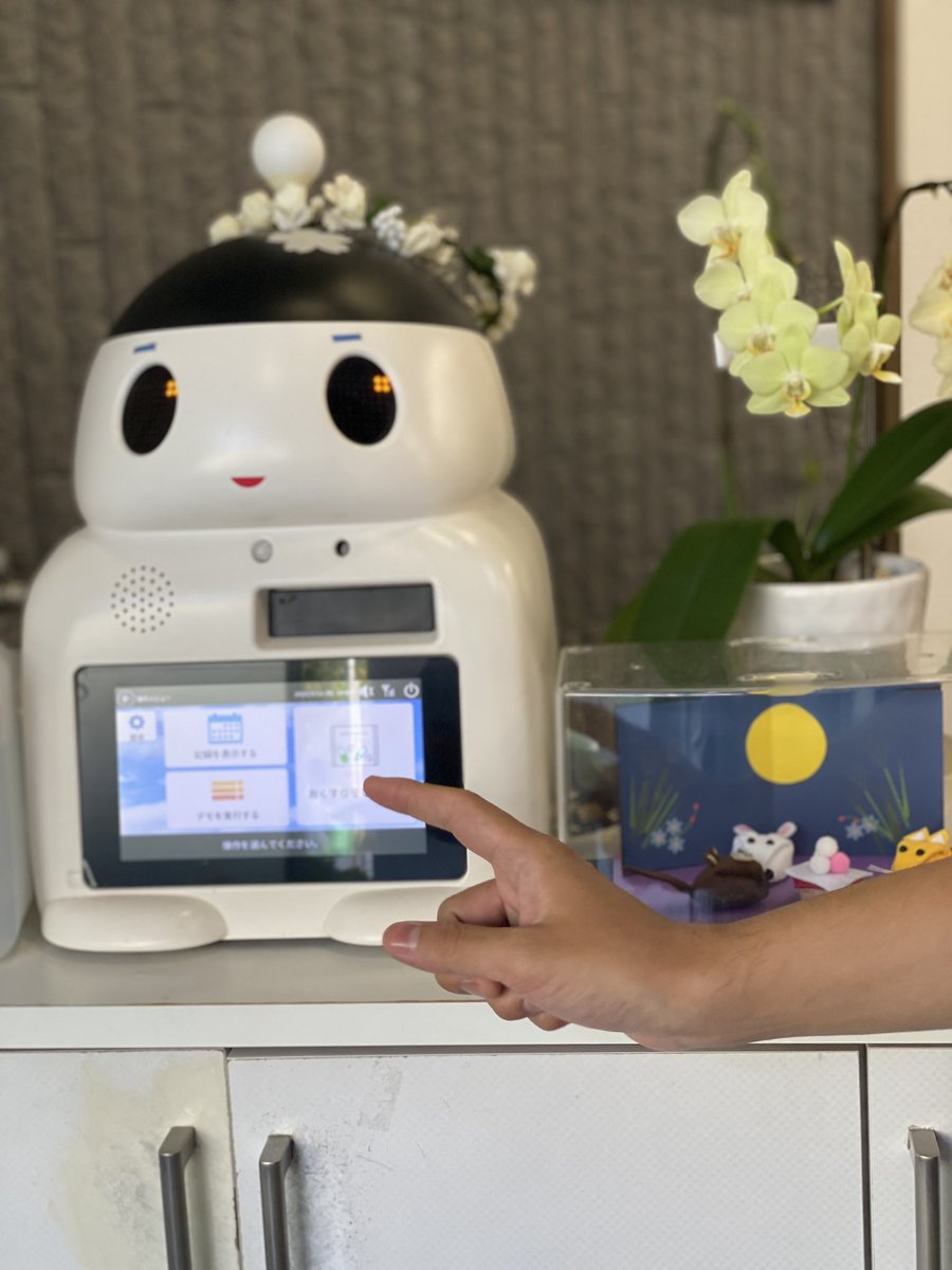 Sain tutustua #fukusuke robottiin, joka muistutti ja annosteli lääkkeet. Samalla 🤖mittasi asunnon kosteuden ja lämpötilan sekä teki siitä hälytyksen tarvittaessa kotihoitoon. 🇯🇵🤖