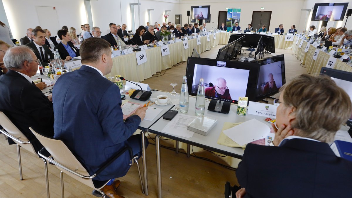 MWL_LSA's tweet photo. (1|2) Finaltag der #AMK2022: Die Agrarministerinnen + Agrarminister von Bund + Ländern stimmen sich in Quedlinburg u. a. zu Auswirkungen + Folgen des #Ukrainekrieg|s auf die #Landwirtschaft + zur Sicherung der Energieversorgung für Land- + Ernährungswirtschaft ab.

@sachsenanhalt https://t.co/upVwMXjZyo