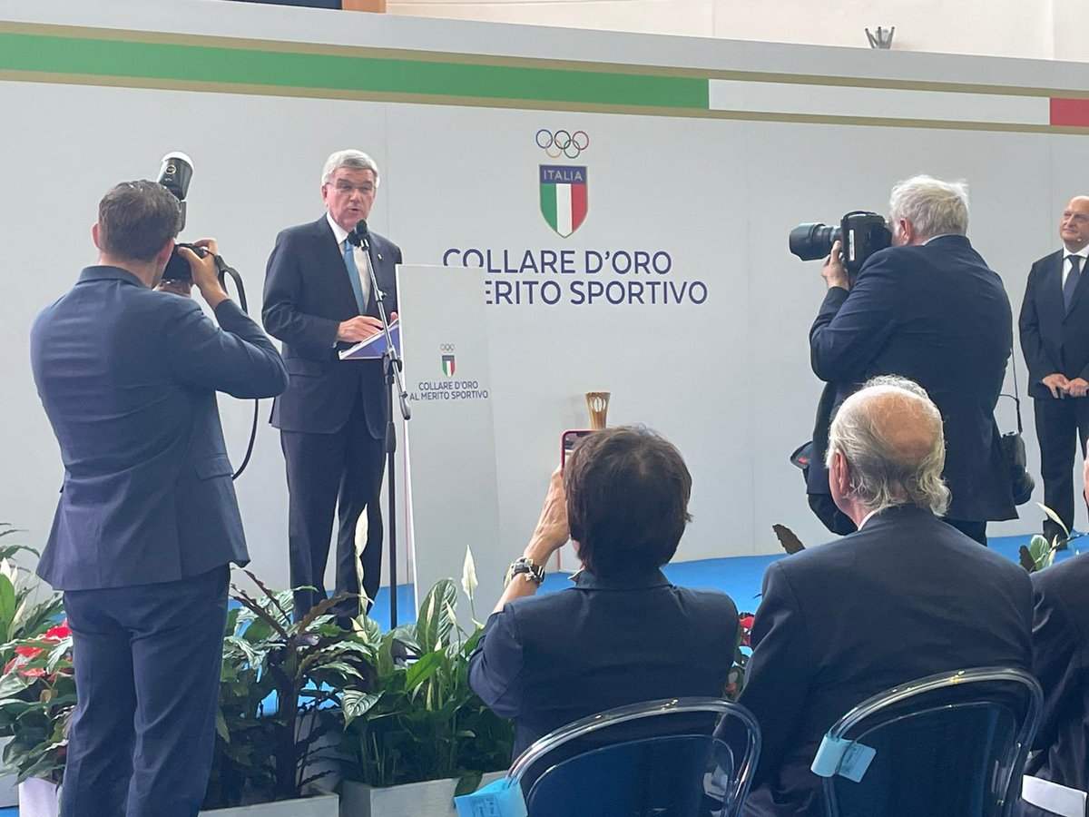 MarcoPerissa's tweet photo. Emozioni olimpiche ed il #CollareDOro, riconoscimento più prestigioso dello #Sport Italiano, conferito dal #CONI e da #GiovanniMalagò al Presidnte #CIO, #ThomasBach.
Lo sport è anche questo, lo sport merita rispetto.
Pronti per risollevare lo sport in Italia con #GiorgiaMeloni. https://t.co/AZ2SYbxfUO