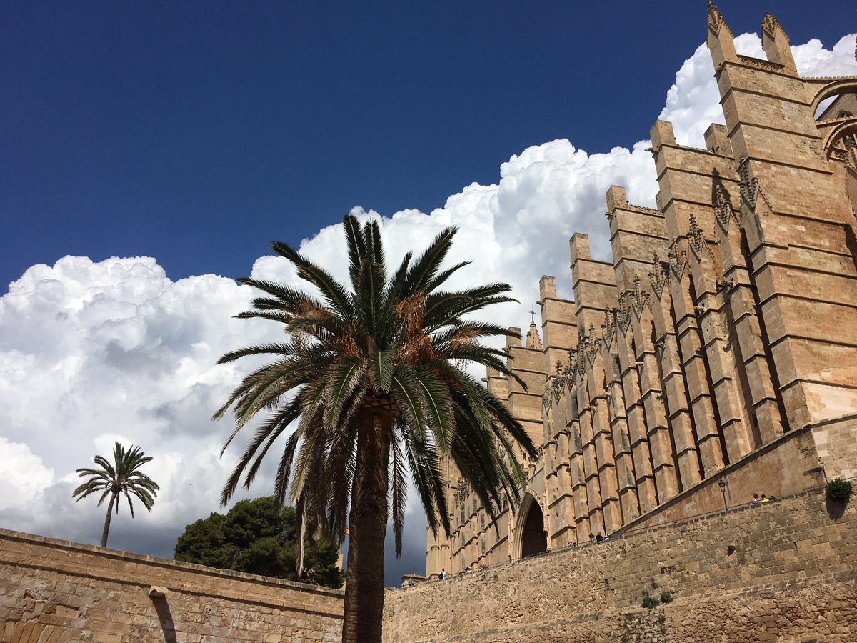 MaritimMallorca's tweet photo. Com ho veieu?
#castells #catedrals #canvidetemps? @AEMET_Baleares https://t.co/c8ZxsFZwSz