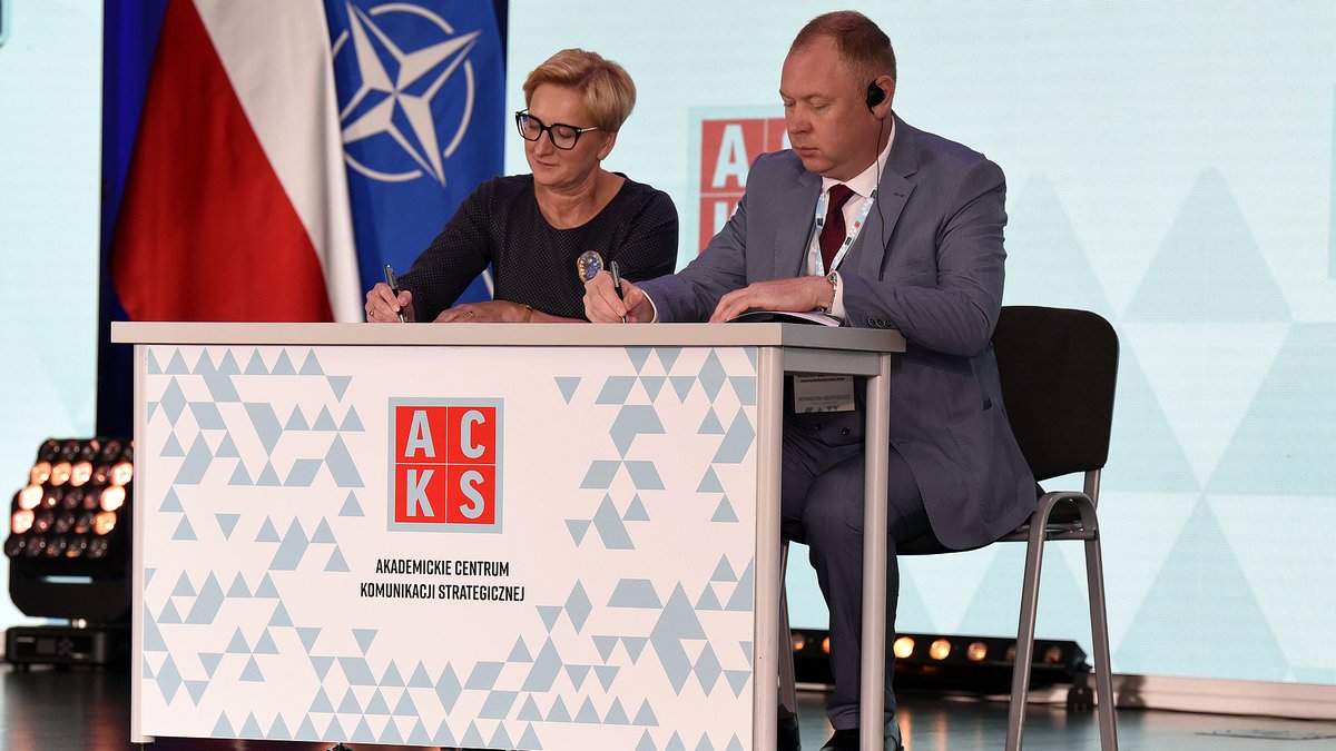 MON_GOV_PL's tweet photo. Wicepremier @mblaszczak: Dezinformacja,która zawsze towarzyszy i towarzyszyła wojnie,jest niezwykle groźna dla społeczeństw demokratycznych.Trzeba z nią walczyć,dlatego potrzebne są instytucje, które oddzielają kłamstwa od prawdy.#NiepodległośćInformacji
📝https://t.co/QsdKXHvMRX https://t.co/XVhy6b4ghp