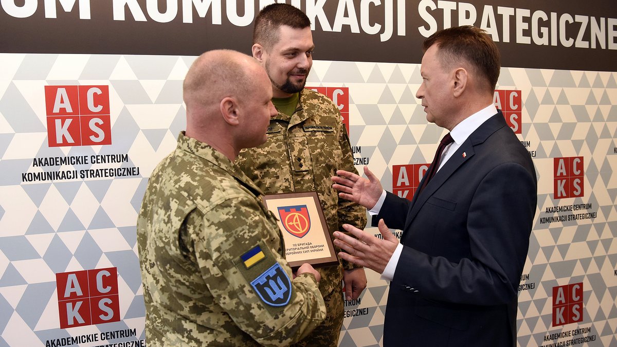MON_GOV_PL's tweet photo. Wicepremier @mblaszczak: Dezinformacja,która zawsze towarzyszy i towarzyszyła wojnie,jest niezwykle groźna dla społeczeństw demokratycznych.Trzeba z nią walczyć,dlatego potrzebne są instytucje, które oddzielają kłamstwa od prawdy.#NiepodległośćInformacji
📝https://t.co/QsdKXHvMRX https://t.co/XVhy6b4ghp