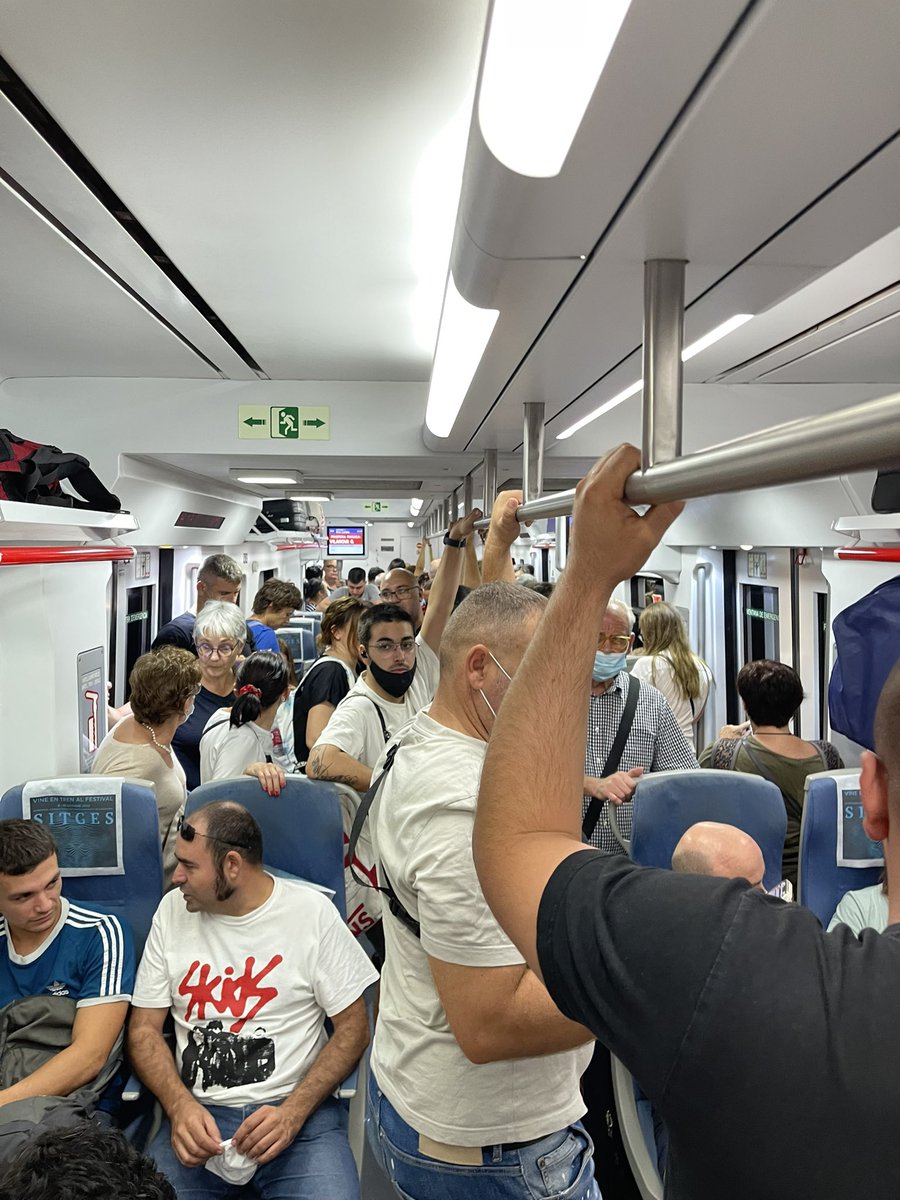 quiquejmt's tweet photo. Es adrede que cada viernes tenga que haber fallos en los trenes @Generalitat_cat @Renfe ? Cuando mas ganas tiene la gente de llegar a casa a descansar el finde mas fallos eléctricos hay, que casualidad. https://t.co/N1GGuN1hQV