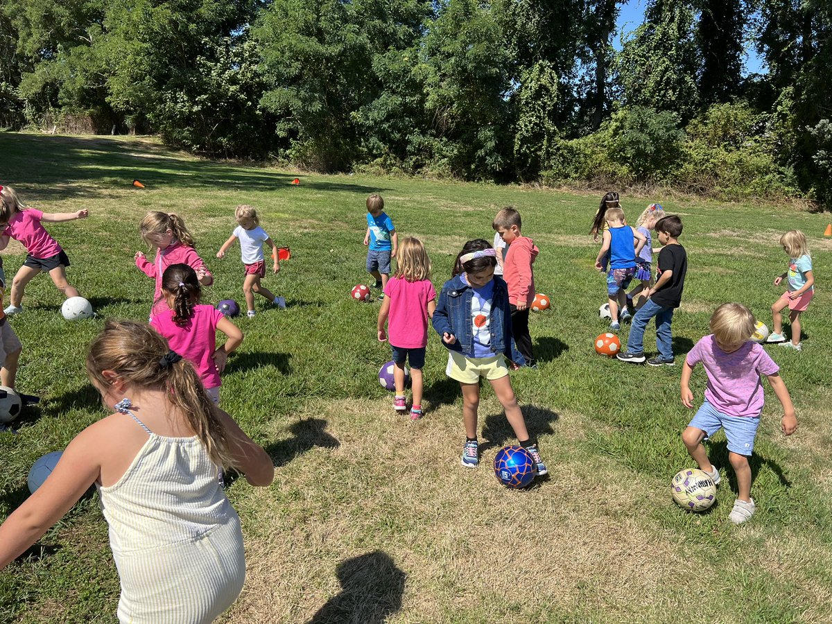 arrudaalison's tweet photo. I had a great PE class with KG on a beautiful Thursday!@HathawaySchool @KG_hathaway https://t.co/6biyK2T1nj