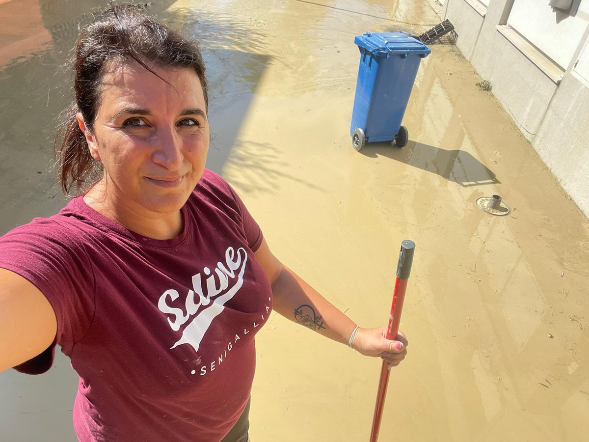 beabri's tweet photo. A #Senigallia è un disastro. Sono caduti in poche ore 400mm di pioggia, quelli che di solito cadono in sette mesi. Chi abita al piano terra ha perso tutto, o quasi, ci sono danni ovunque. #Alluvione 1/4 https://t.co/0ndv7geFKK