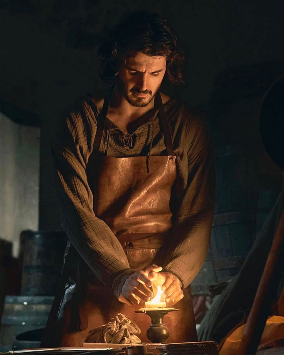 YonGonzalezWF's tweet photo. A beautiful behind the scenes photo from #LosHerederosDeLaTierra by @Danielescale Thank you! #YonGonzalez as #HugoLlor https://t.co/x9LjIo557a