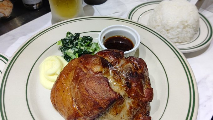 マロリーポークステーキ横浜店で富士山セット、低温調理でじっくり調理された1ポンドの豚肉の表面をかりっと焼いて香ばしくかつ歯切れのいいステーキ、味付けはステーキソースはもちろん、マスタード、塩コショウ、わさびに醤油、ゆず胡椒と気分によって選べるのはうれしい。んめがった 