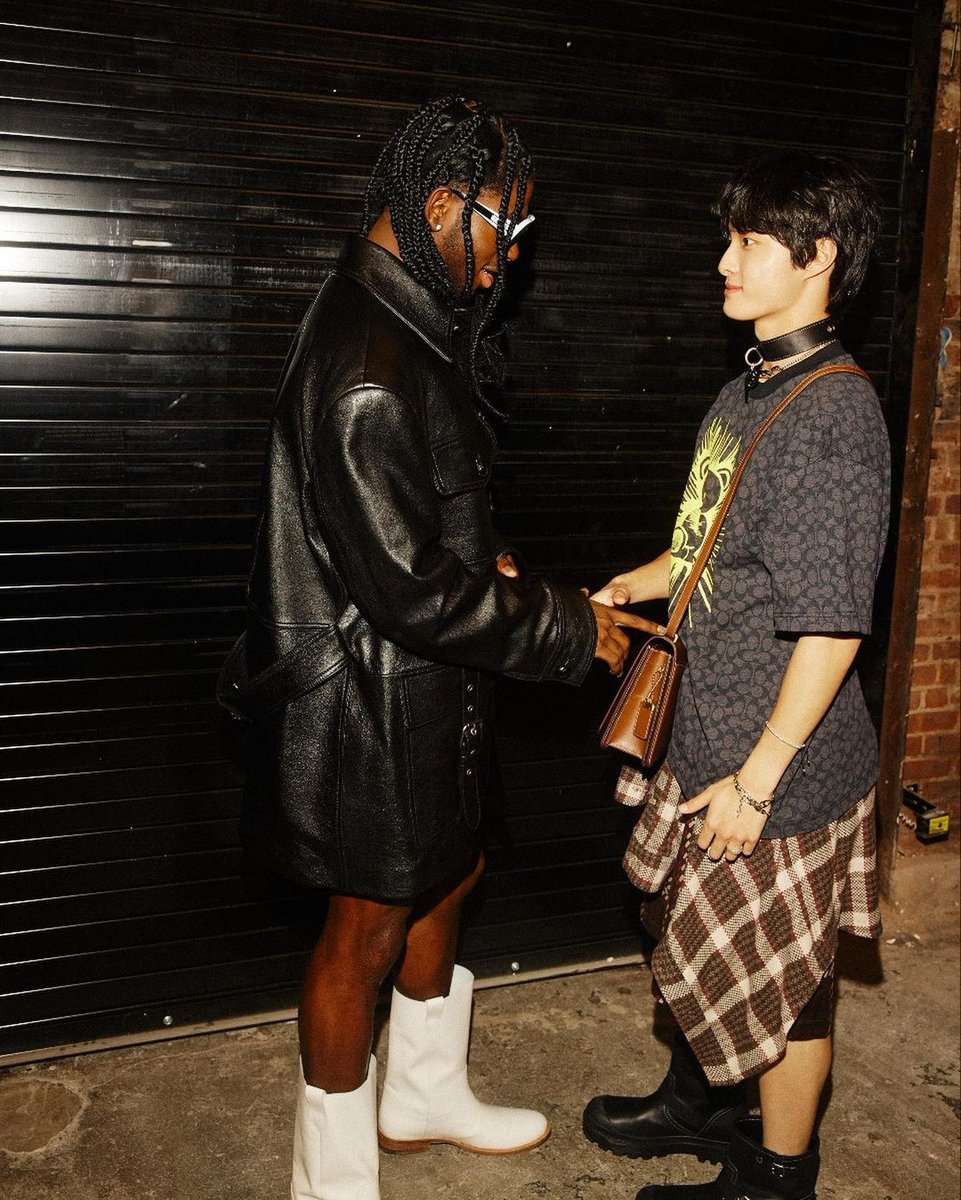 girlseayou's tweet photo. [220916] Chanyoung Instagram update (1/3)
'With @LilNasX @Coach'

🔗https://t.co/92U0LCsnEf

#YoonChanYoung #Chanyoung #윤찬영 #尹灿荣 #CoachNY #CoachxChanyoung #CoachSpring23 #CoachSS23 #NewYorkFashionWeek #NYFW #CoachFamily #NYFW2023 #lilnasX https://t.co/KKposxlArE