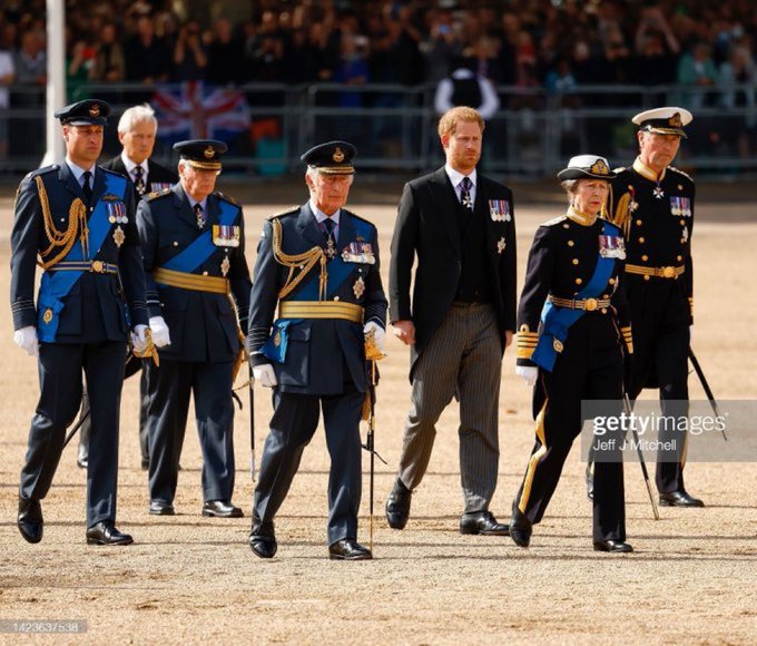 ESiheraESC's tweet photo. Is this the PICTURE OF THE YEAR? 
It's a stark reminder of how pettiness, spite and evil can never win where there is injustice. It will haunt the #RoyalFamily who have never looked worse in their bid to humiliate #PrinceHarry to hide their racism. King Harry #PrinceHarryUniform https://t.co/TViELNCcDb