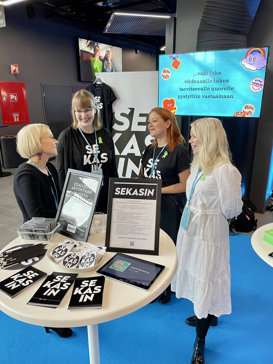 Lahi_Tapiola's tweet photo. Nuorten mielenterveys on meidän yhteinen asia. Siksi olemme todella iloisia, että #pidähuolta-kampanjassa kerättiin yli 1milj.€ ja LähiTapiolan tuella @ChatSekasin saadaan pian ruotsin kielelle! 🇸🇪 @mielenterveys myös ElämänturvaAreenassa. @saturaappana @maija_keskinen https://t.co/6mwDNgWvyc