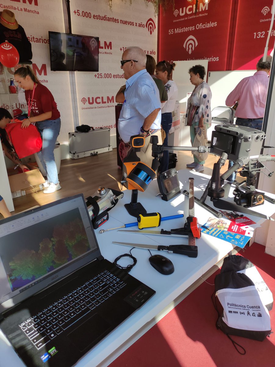 UFIL_Cuenca's tweet photo. #UFIL realiza un taller de difusión en la caseta de la #UCLM de la Feria de Albacete 2022 🎡

En este se ha mostrado el funcionamiento de equipos del laboratorio como el LIDAR y el DRON. https://t.co/EeaNigWEB0