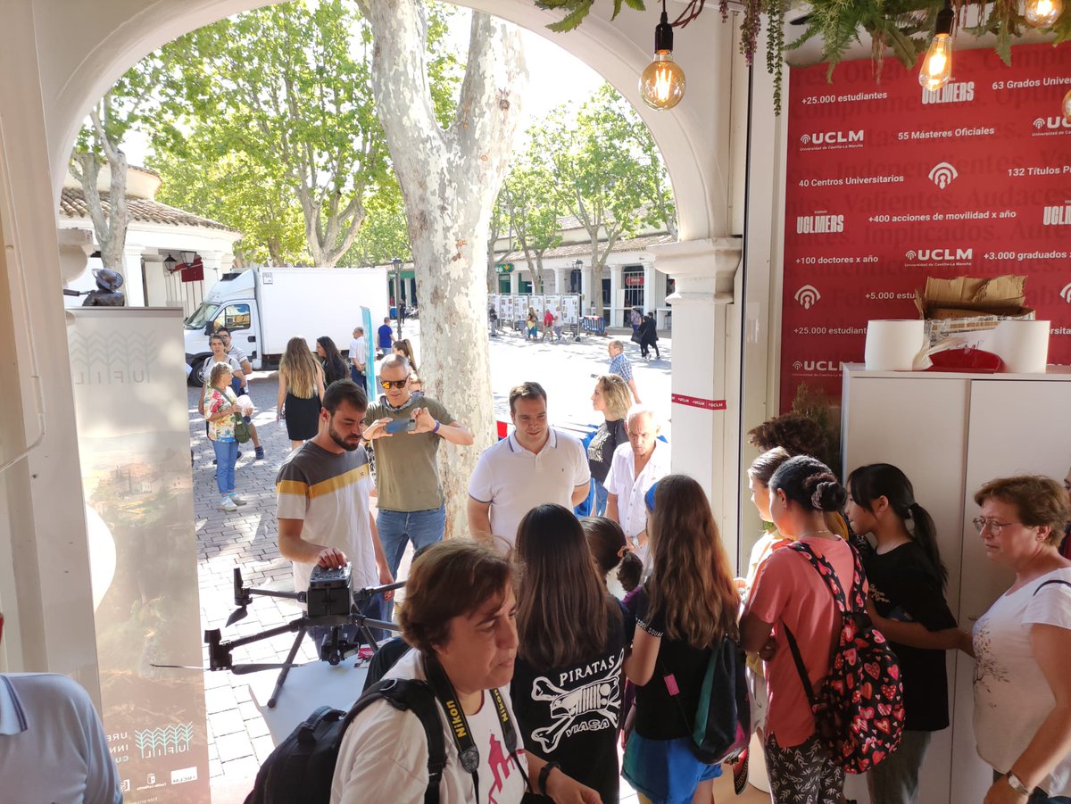 UFIL_Cuenca's tweet photo. #UFIL realiza un taller de difusión en la caseta de la #UCLM de la Feria de Albacete 2022 🎡

En este se ha mostrado el funcionamiento de equipos del laboratorio como el LIDAR y el DRON. https://t.co/EeaNigWEB0