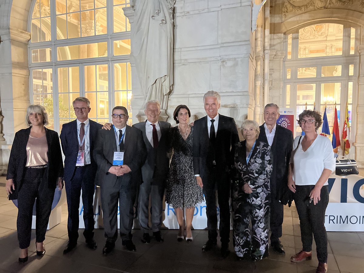 Passionnant congrès ⁦<a href="/RegionsFrance/">REGIONS DE FRANCE</a>⁩ à Vichy,avec 1 puissante délégation des Pdts régionaux ⁦⁦<a href="/medef/">Mouvement des Entreprises de France</a>⁩   
Ds la table ronde #souveraineté je rappelle nos enjeux communs:fiscalité de production,mobilité,formation et emploi. Nous allons intensifier nos partenariats.