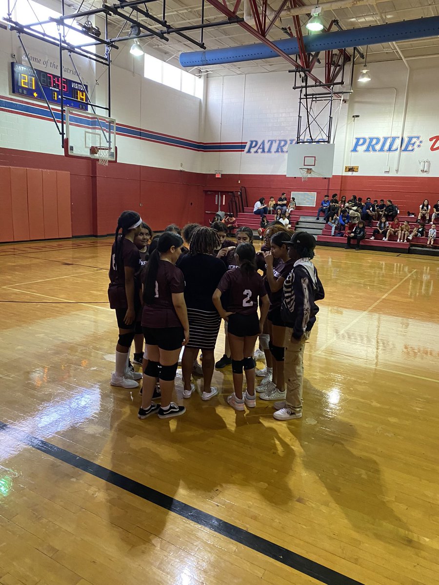 MsMartinezTCH's tweet photo. Congratulations lady bears on last nights win !! Awesome way to start the season ! @mcreynoldsbear1 🏐🐾 https://t.co/hbmm8sSAa8