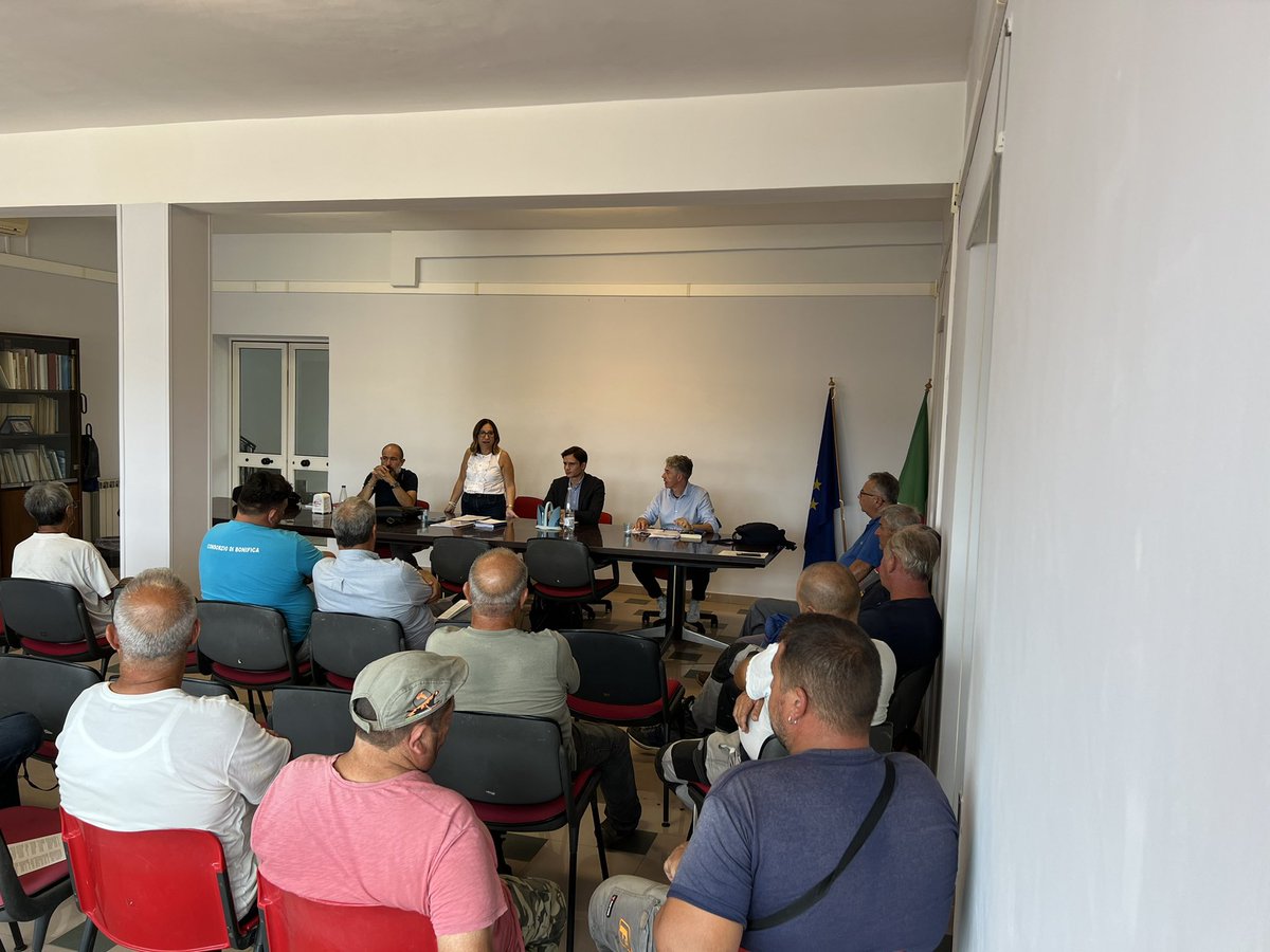 Fai_Cisl_Latina's tweet photo. Proseguono le assemblee per l’approvazione ipotesi di piattaforma #CCNL #Bonifiche.
Nella sede consortile di #Fondi, la Segretaria Nazionale della @fai_cisl, @RaffaBuonaguro, continua ad illustrare a nome di #FaiCisl, #FilbiUil e #FlaiCgil la bozza di piattaforma. https://t.co/65VFcIsaEZ