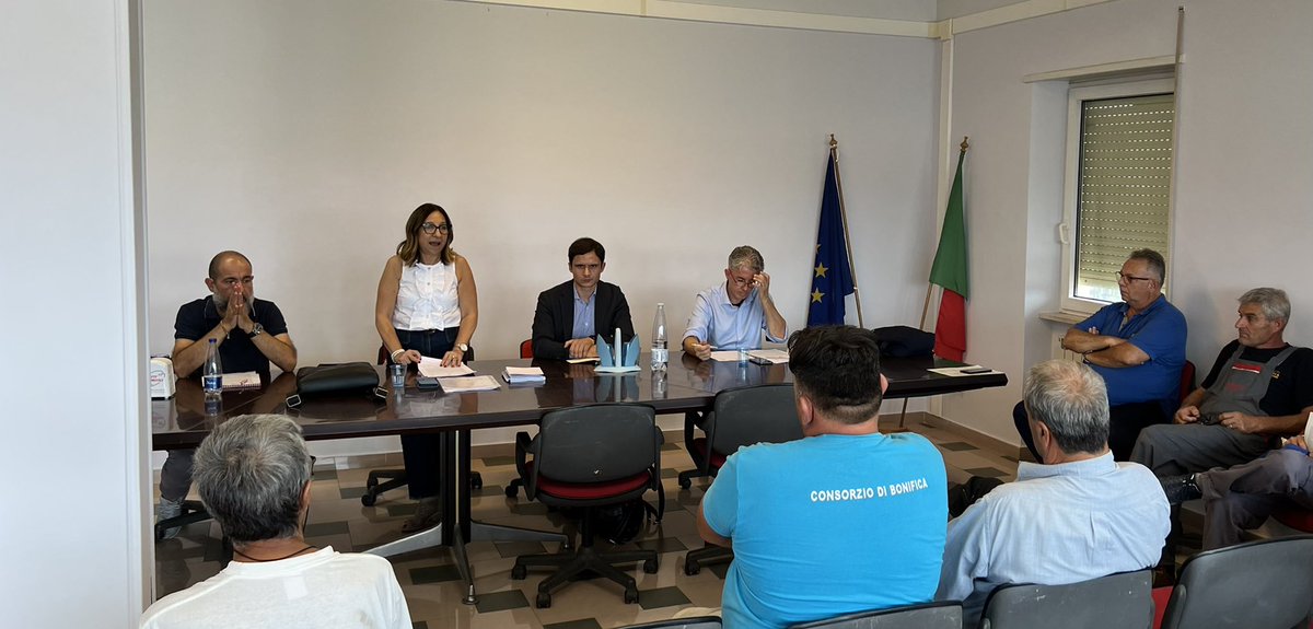 Fai_Cisl_Latina's tweet photo. Proseguono le assemblee per l’approvazione ipotesi di piattaforma #CCNL #Bonifiche.
Nella sede consortile di #Fondi, la Segretaria Nazionale della @fai_cisl, @RaffaBuonaguro, continua ad illustrare a nome di #FaiCisl, #FilbiUil e #FlaiCgil la bozza di piattaforma. https://t.co/65VFcIsaEZ