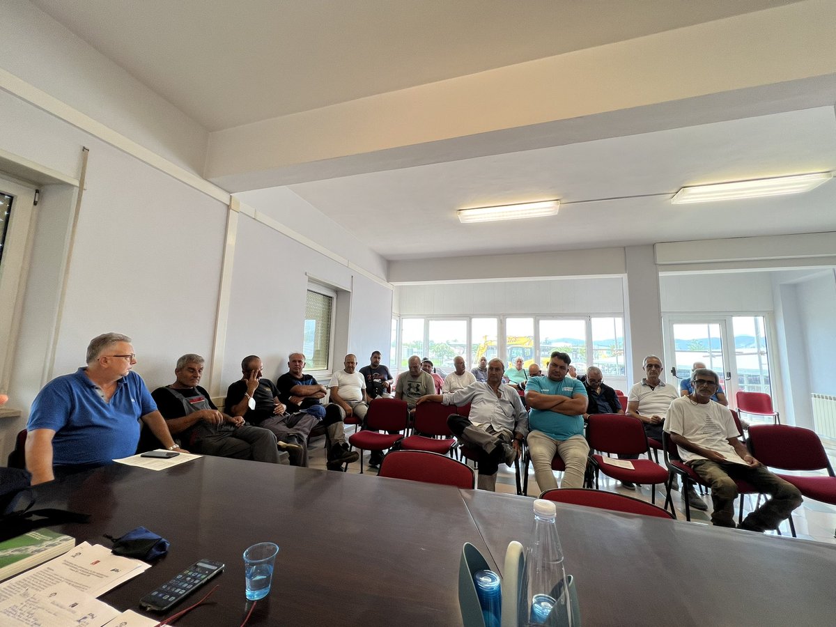 Fai_Cisl_Latina's tweet photo. Proseguono le assemblee per l’approvazione ipotesi di piattaforma #CCNL #Bonifiche.
Nella sede consortile di #Fondi, la Segretaria Nazionale della @fai_cisl, @RaffaBuonaguro, continua ad illustrare a nome di #FaiCisl, #FilbiUil e #FlaiCgil la bozza di piattaforma. https://t.co/65VFcIsaEZ