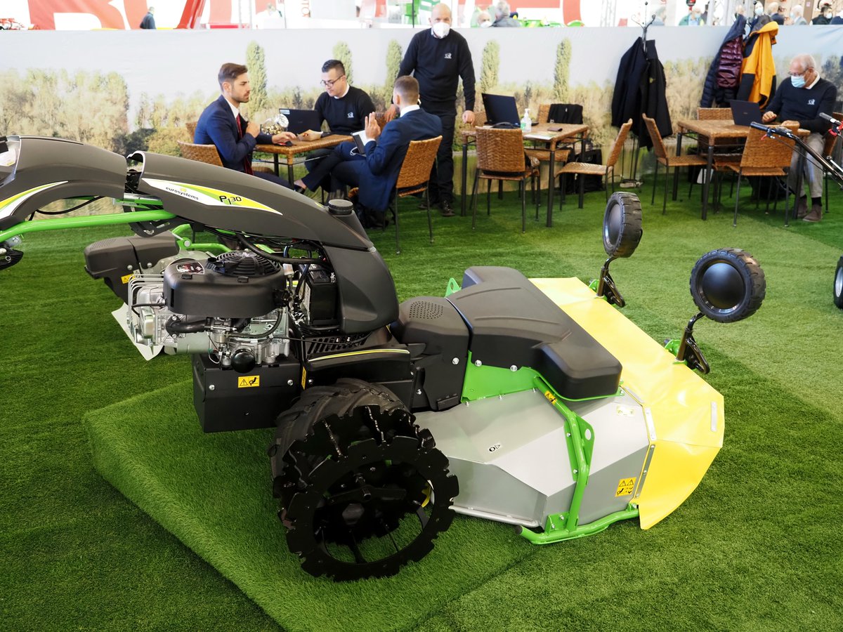 FederUnacoma's tweet photo. #EIMAGreen, il verde che emoziona💚Oggi, in occasione di #Demogreen, è stata presentata l’edizione 2022 di EIMA Green. Novità di questa edizione l’area esterna di 2.000 mq dedicata allo show E-MOTION con dimostrazioni pratiche di mezzi meccanici di #gardening e cura del #verde🍀 https://t.co/8lvCOW4u30