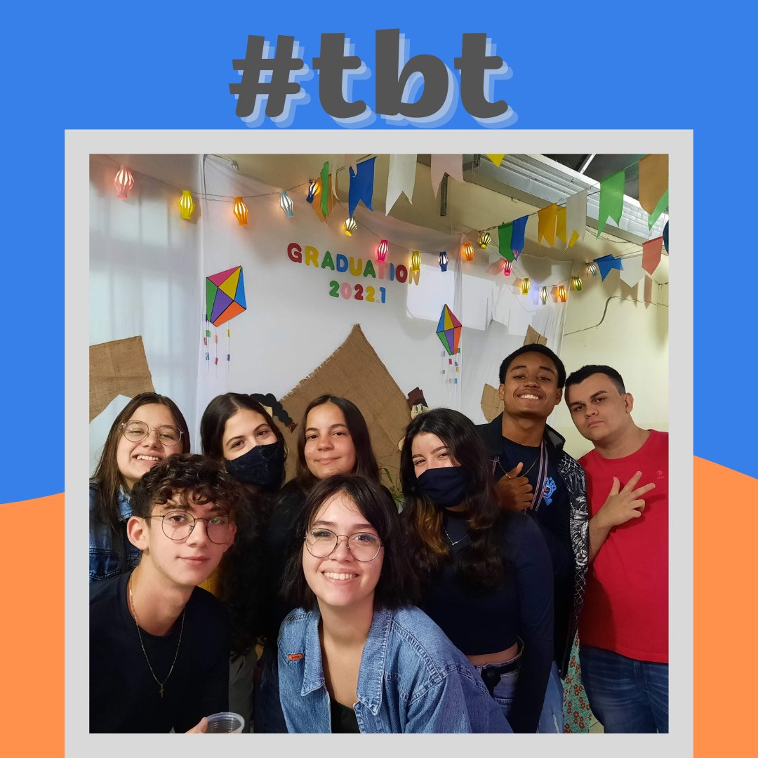 GlassSchool's tweet image. Foto com nossos queridos alunos que graduaram no semestre passado. Saudades. 😌

#LearningIsFun #StudyEnglish #AprendaInglês #CursodeInglês #ProgramaBilíngue #VitóriadaConquista #since1995