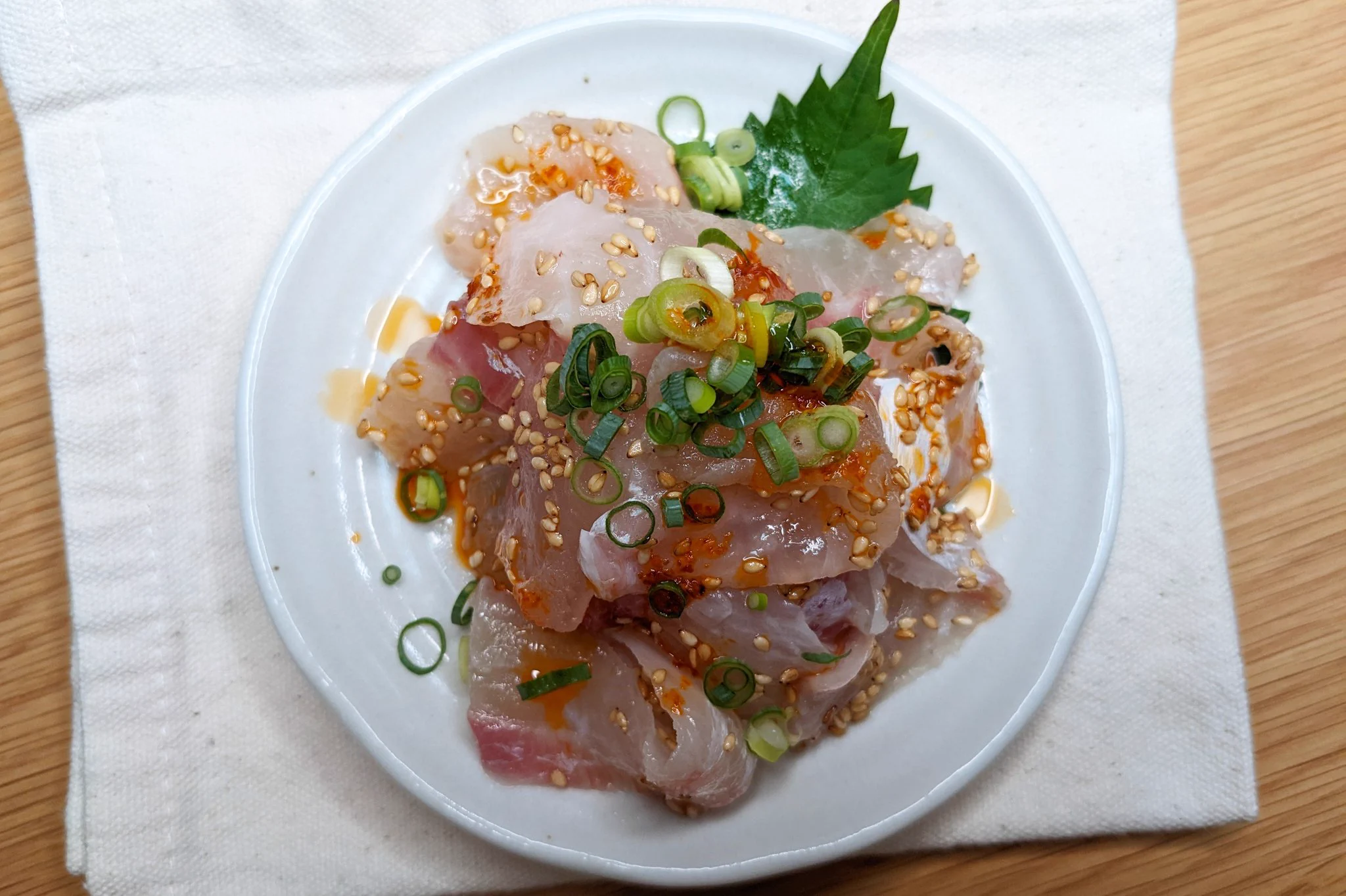 材料を混ぜ合わせ、ネギなどをかければ出来上がり？！鯛を使った簡単すぎる「おつまみ」レシピ！