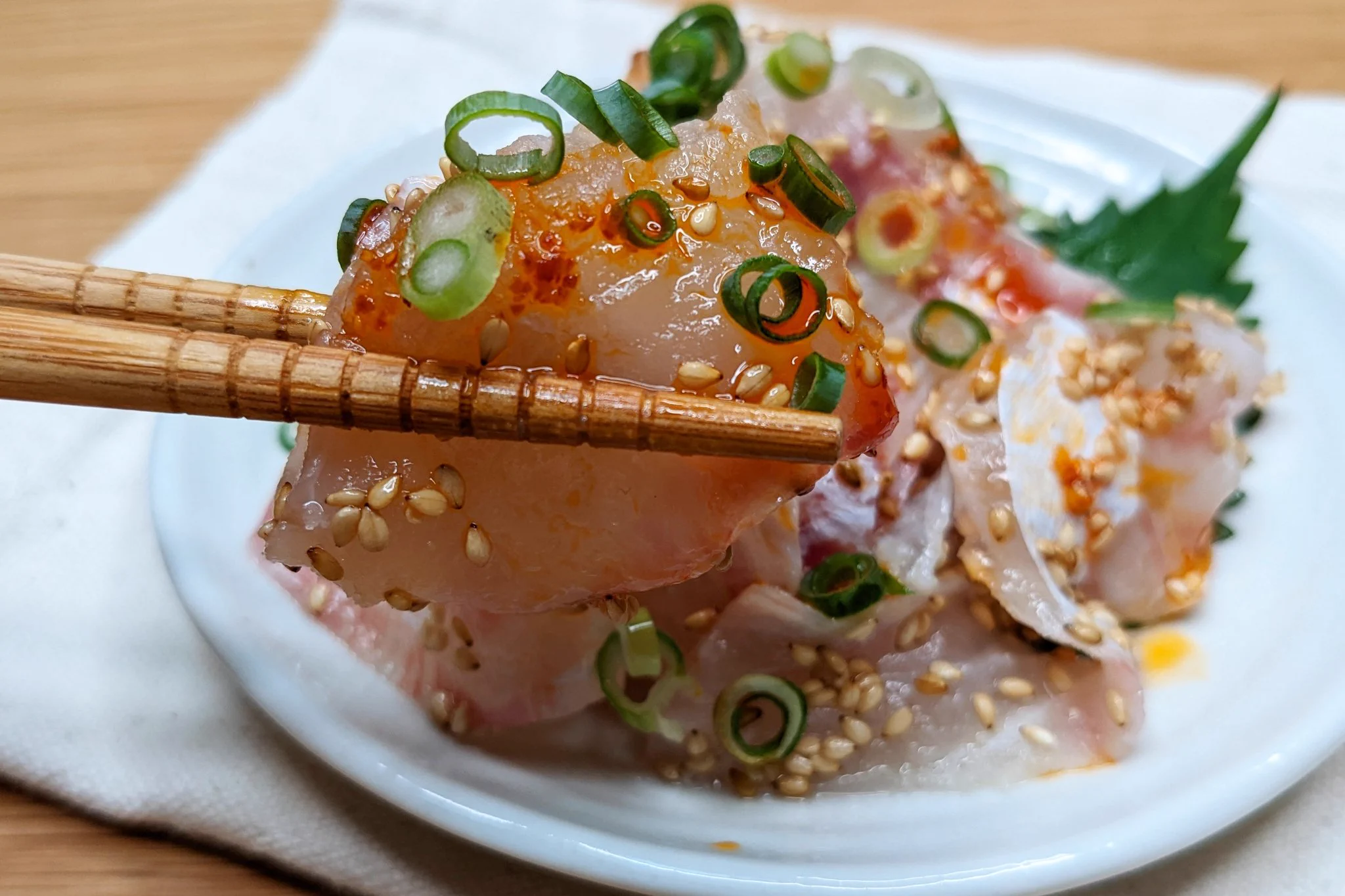 材料を混ぜ合わせ、ネギなどをかければ出来上がり？！鯛を使った簡単すぎる「おつまみ」レシピ！