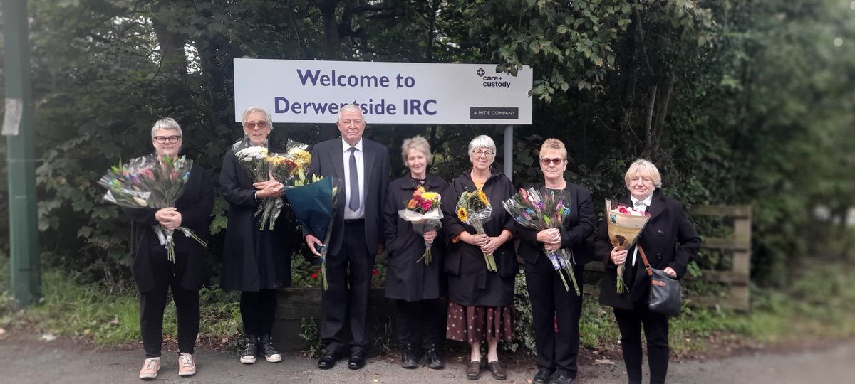 #NoToHassockfield taking flowers to #Derwentside IRC for the women imprisoned there during this period of national mourning. ✊🧡

We are taking flowers because many of the women in Derwentside share that sense of loss in addition to their own loss of freedom and family life.