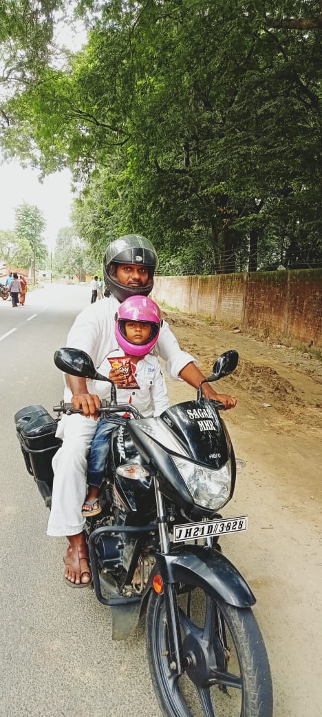 दो पहिया वाहन में सफर करते समय, चार साल से अधिक उम्र के बच्चों को हेलमेट पहनाना अनिवार्य है। ऐसा नहीं करने पर M.V Act की धारा 129 के तहत कानूनी कारवाई की जाएगी ।

#roadsafety #WearHelmet #children #twowheeler #safetyfirst #Jharkhand #awareness #Jamtara