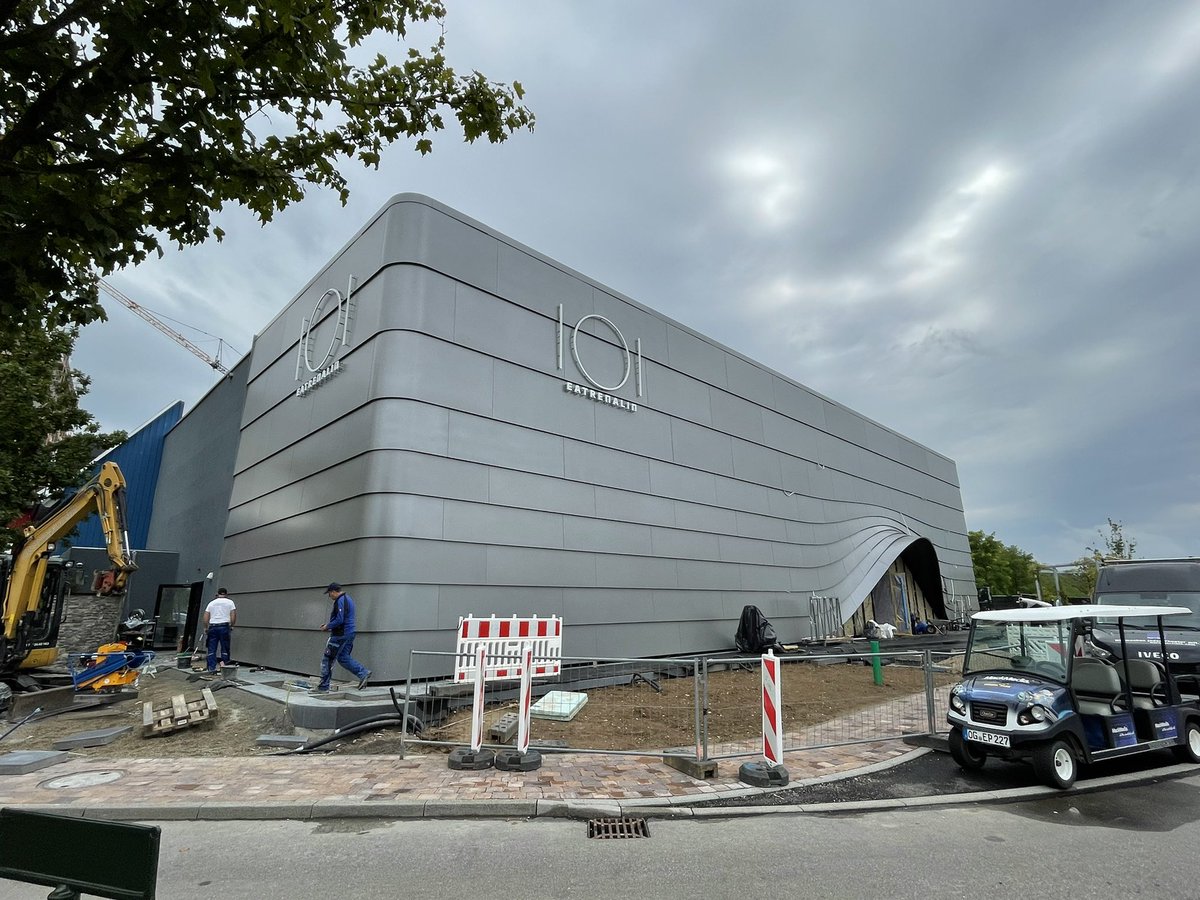 cslkenny's tweet image. Eatrenalin - Europa Park Resort’s upcoming world’s first multi-sensory experience restaurant (fine dining on a trackless dark ride) nears completion 

Package prices start at 195€ per person for the over 100 minutes long unique experience with 8-courses

eatrenalin.de/en/