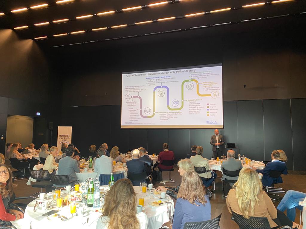 Ch_Nageler's tweet photo. Interessiert lauschten unsere Gäste heute beim IGEPHA Themenfrühstück bei Gastgeber IQVIA den Ausführungen von Thomas Heil, Vice President Consumer Health bei IQVIA. Er zeigte, wie die Patient Journey von digitalen Tools, Plattformen, Leistungen und Schnittstellen begleitet wird. https://t.co/S1fW7MoUCZ
