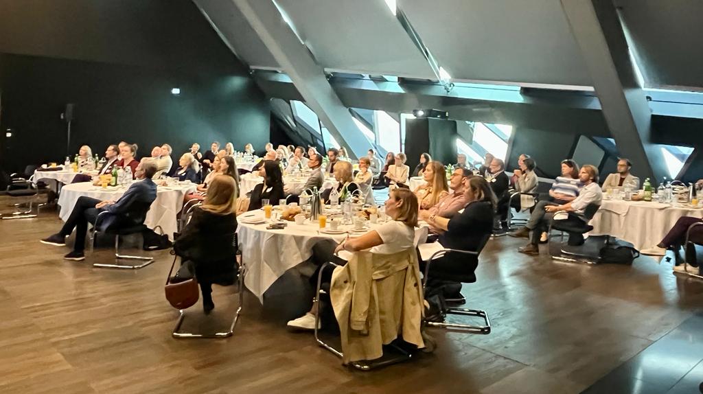 Ch_Nageler's tweet photo. Interessiert lauschten unsere Gäste heute beim IGEPHA Themenfrühstück bei Gastgeber IQVIA den Ausführungen von Thomas Heil, Vice President Consumer Health bei IQVIA. Er zeigte, wie die Patient Journey von digitalen Tools, Plattformen, Leistungen und Schnittstellen begleitet wird. https://t.co/S1fW7MoUCZ