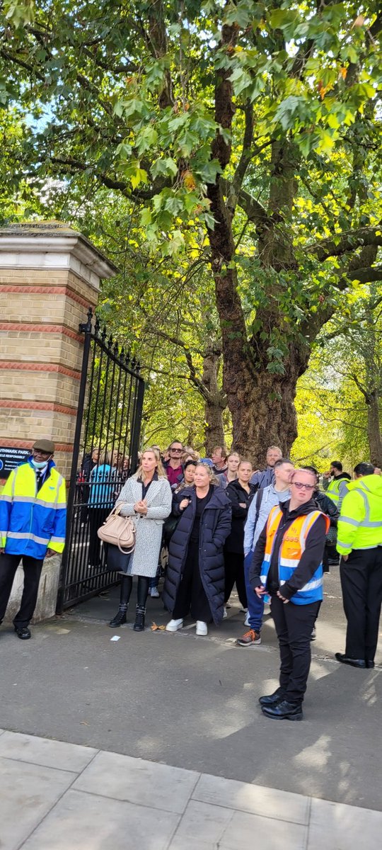 TVsDeanWebster's tweet image. Views of the Queue 👑
#QueenElizabeth #lyinginstatequeue #ElizabethLine